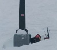Torre de la silla Nubes en el Cerro Catedral cubierta de nieve, con esquís apoyados junto a la base durante la evacuación