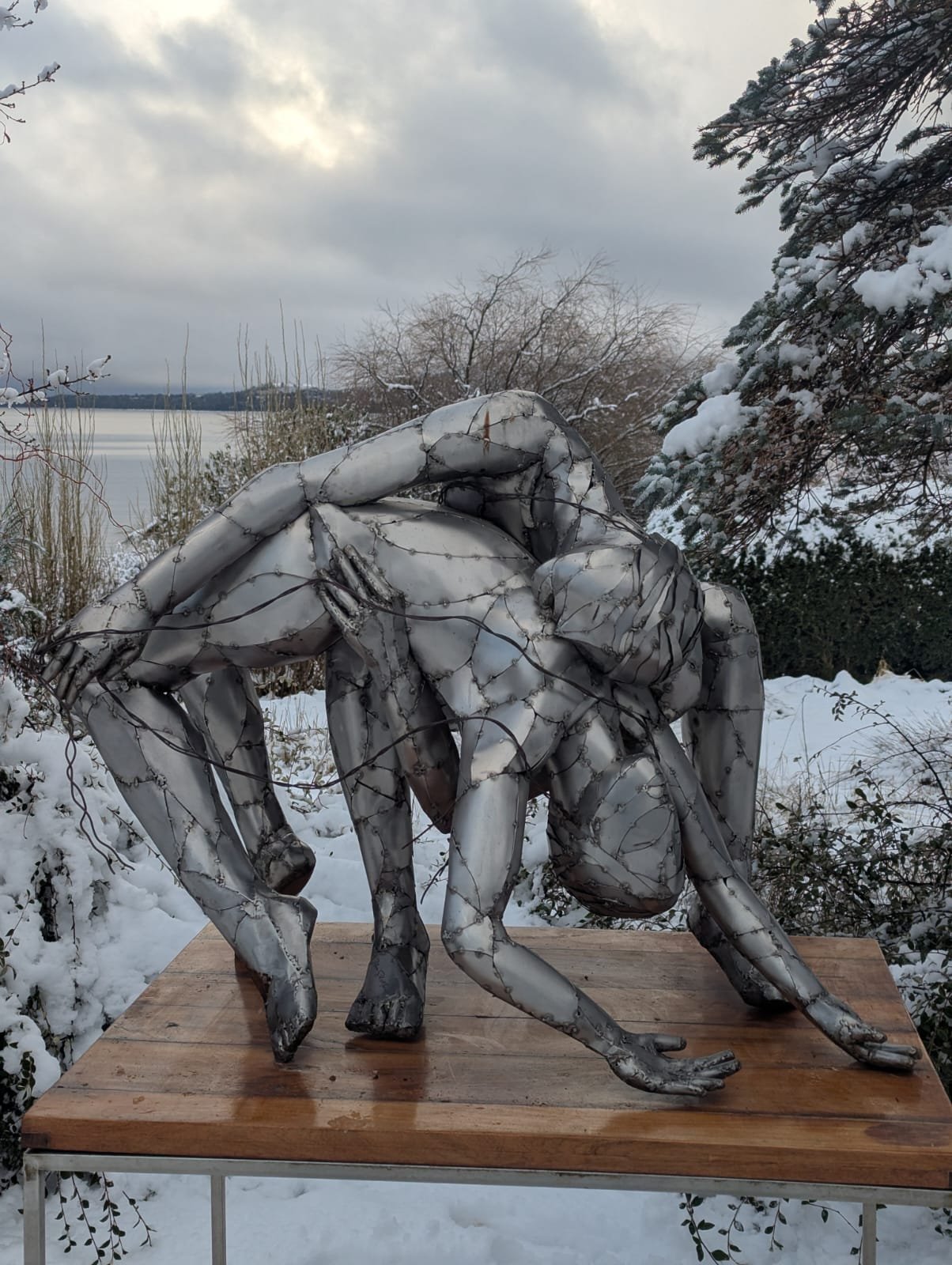 Escultura «Marionettes» de Satori Sol Morales, en Dina Huapi