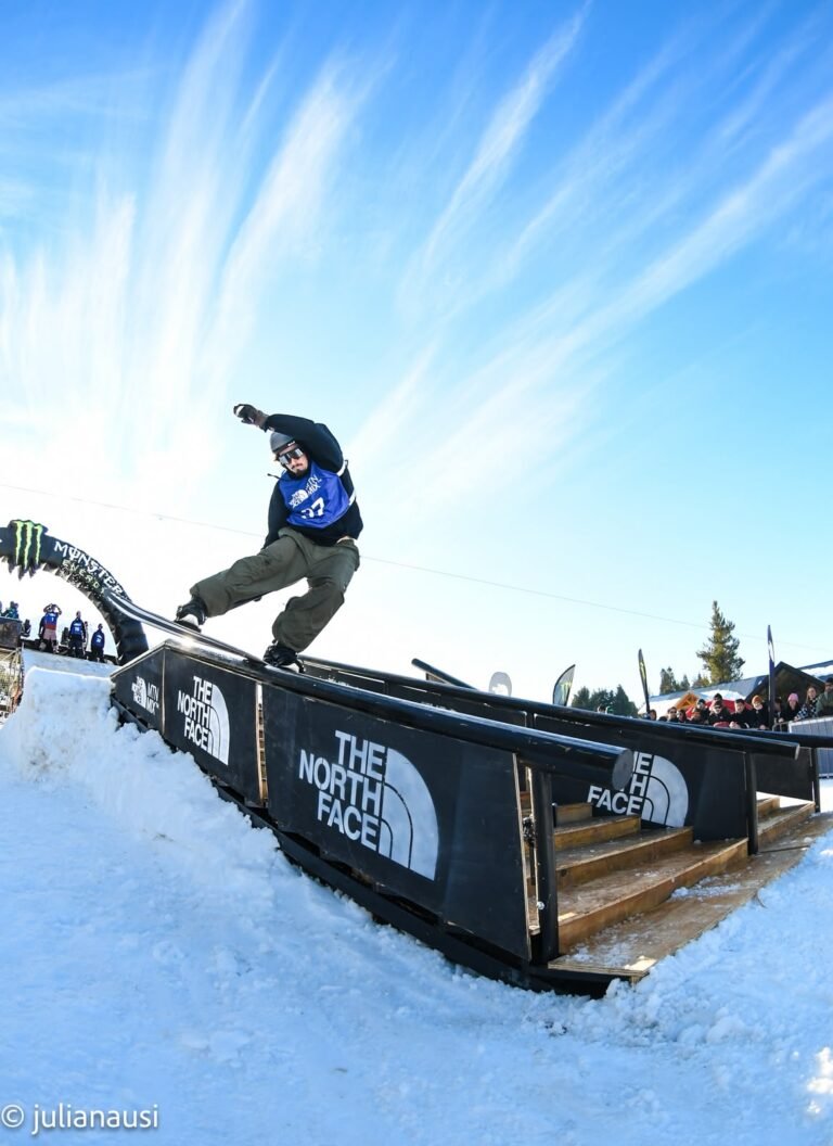 Un snowboardista desliza sobre una baranda de The North Face durante el Rail Jam en la base del cerro Catedral