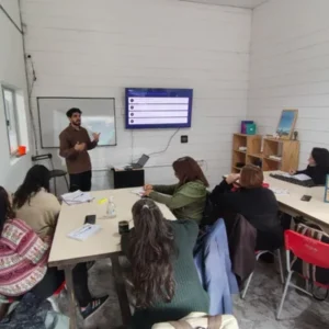 Elías García durante la capacitación sobre identidad de marca en Fab Lab Bariloche