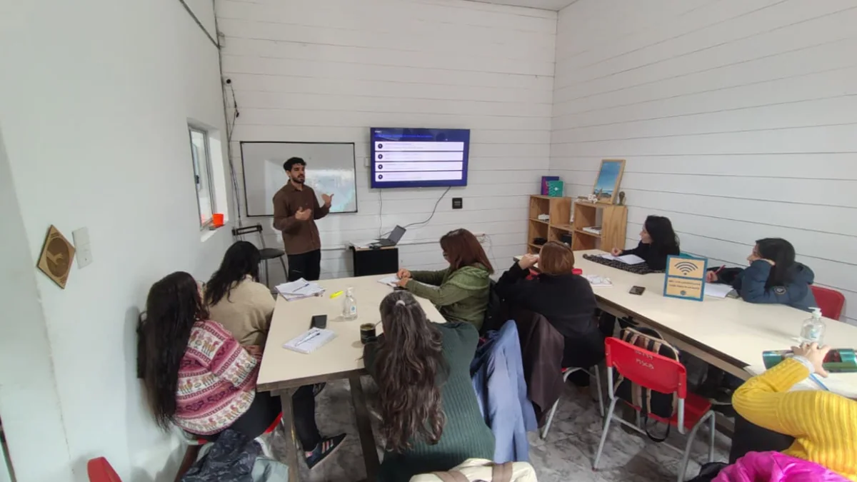 Elías García durante la capacitación sobre identidad de marca en Fab Lab Bariloche