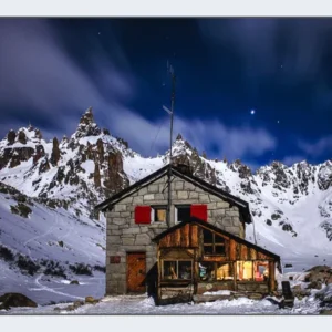 Refugio Frey, en el Cerro Catedral. Imagen ilustrativa. Foto: Macidiano / Wikimedia Commons (CC BY-SA 4.0).