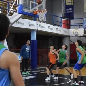 Estudiantes juegan al básquet 3x3 durante los Juegos Rionegrinos, en Viedma
