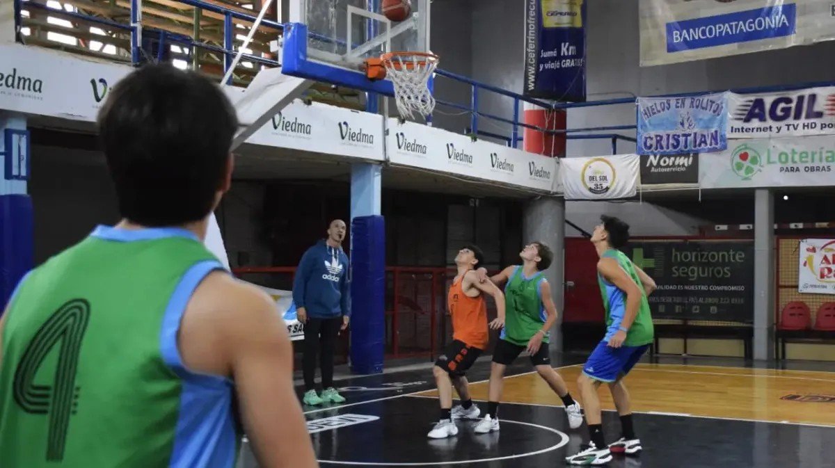 Estudiantes juegan al básquet 3x3 durante los Juegos Rionegrinos, en Viedma