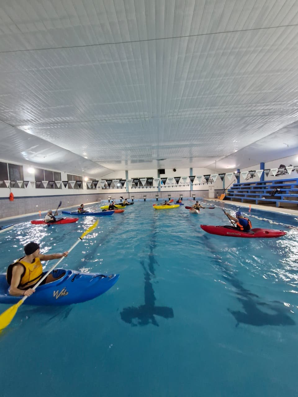 Kayak de río en pileta climatizada: cursos de invierno en Bariloche