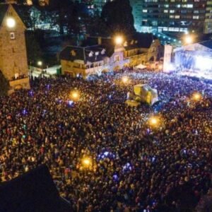 El Centro Cívico de Bariloche colmado de público durante un show nocturno de la Fiesta Nacional de la Nieve