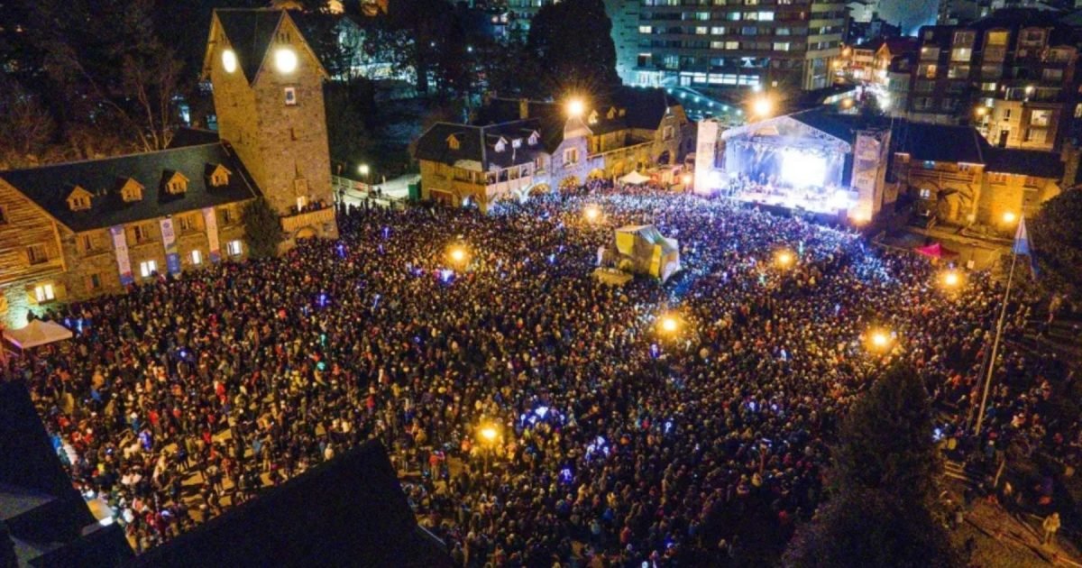 El Centro Cívico de Bariloche colmado de público durante un show nocturno de la Fiesta Nacional de la Nieve
