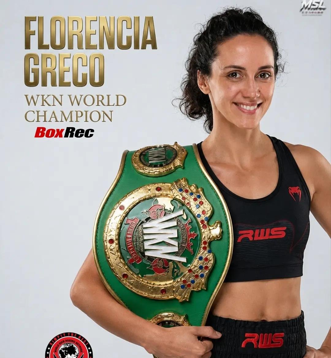 Florencia Greco posa con el cinturón de campeona mundial de WKN