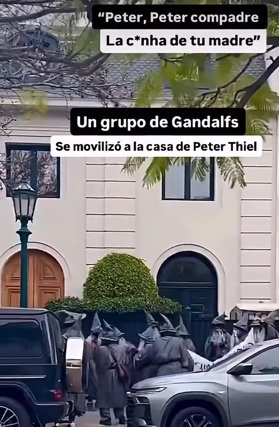 Manifestantes disfrazados de Gandalf frente a la casa de Peter Thiel en Buenos Aires