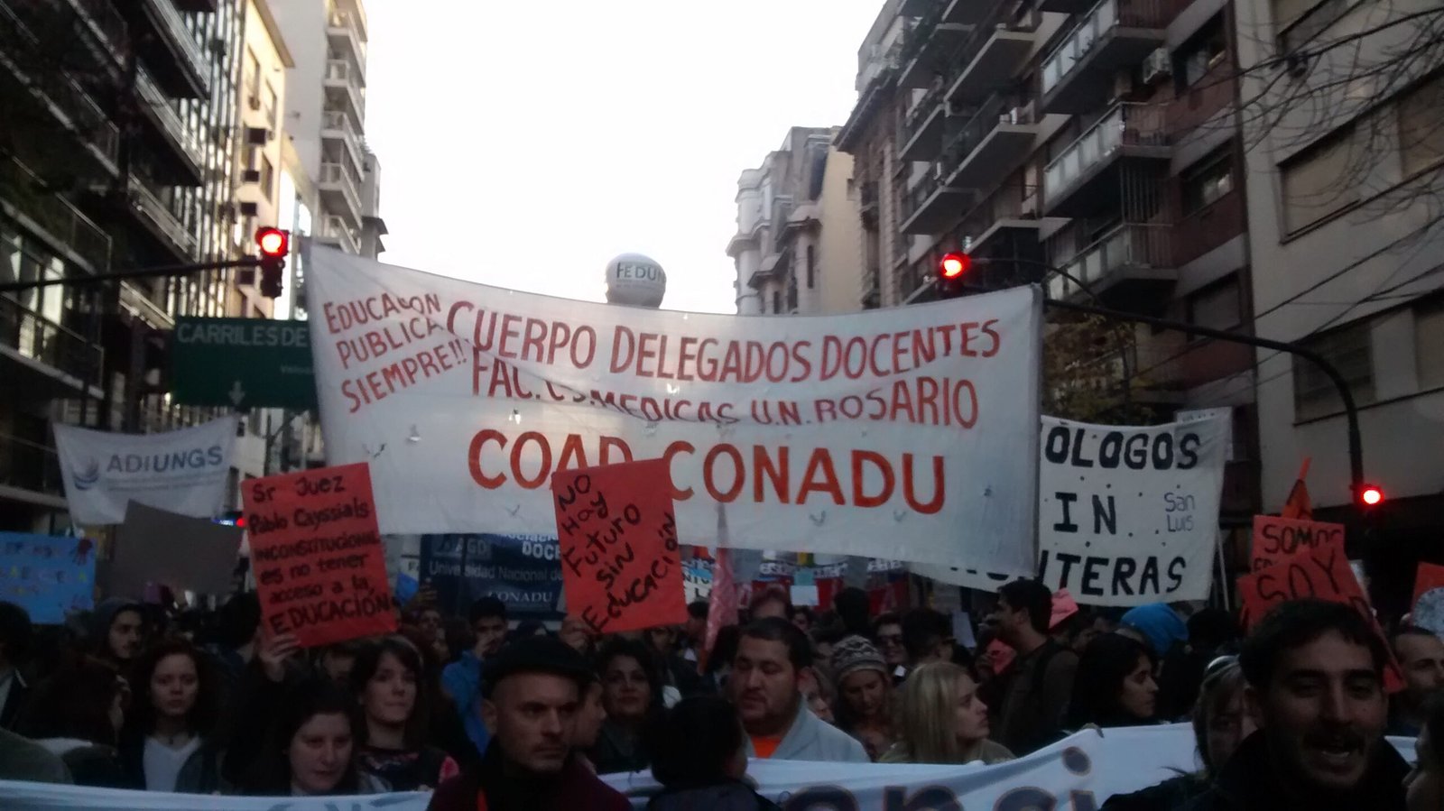 Marcha de gremios docentes universitarios en defensa de la educación pública, con una bandera de FEDUN (foto de archivo). Foto: Victoria Batiston, CC BY-SA 4.0 (Wikimedia Commons)