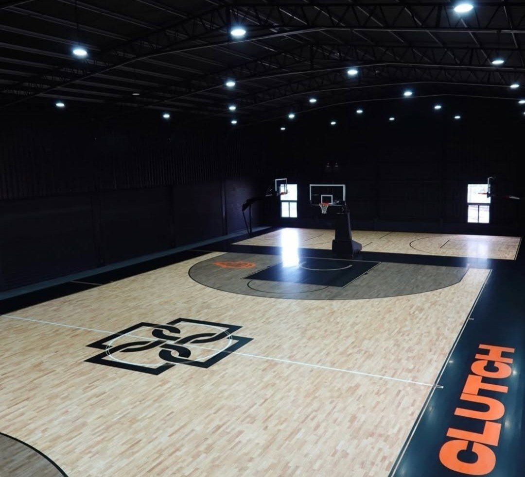 La nueva cancha de básquet de Clutch, con piso de parqué y la marca en el suelo. Material propio.