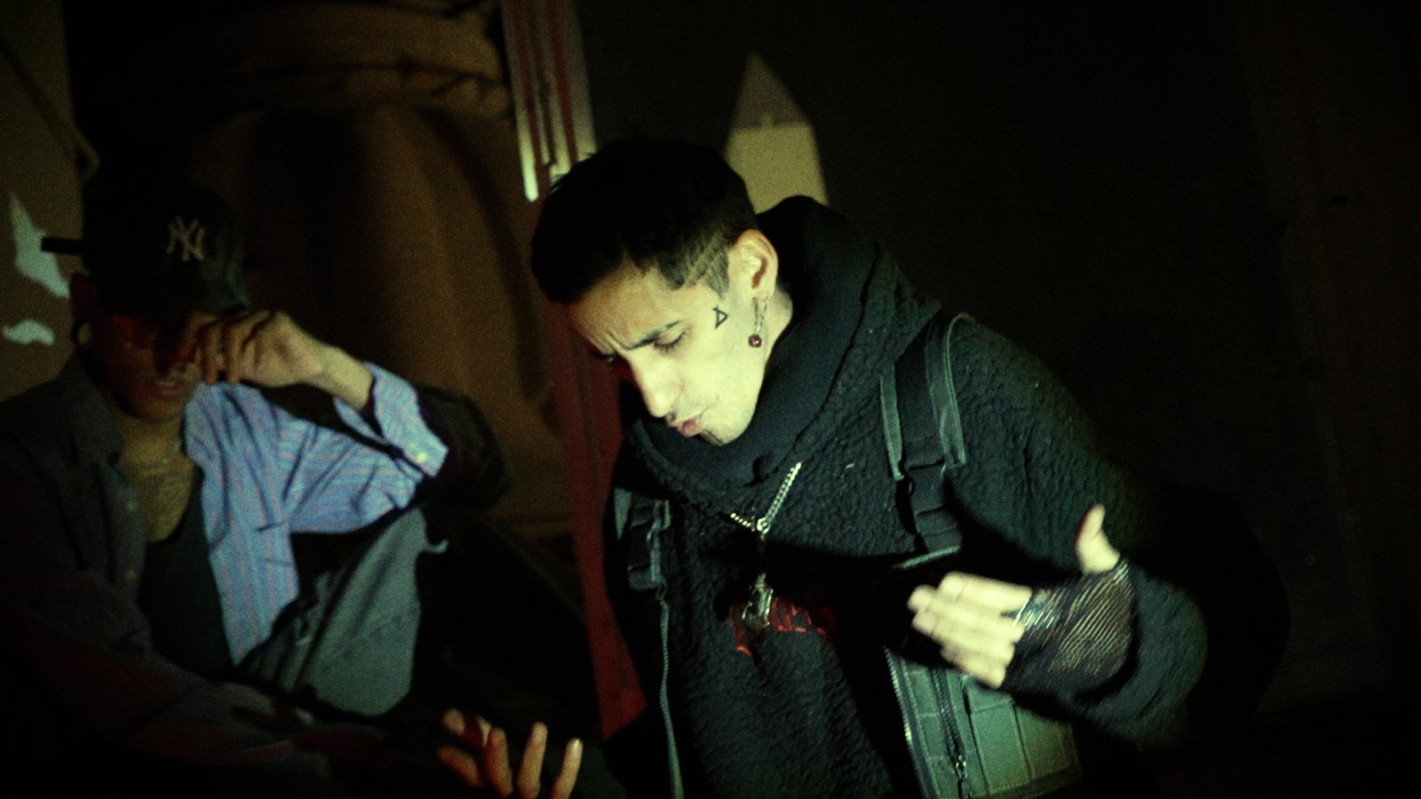 Franky Shit y Yeho Fucker en una escena del videoclip