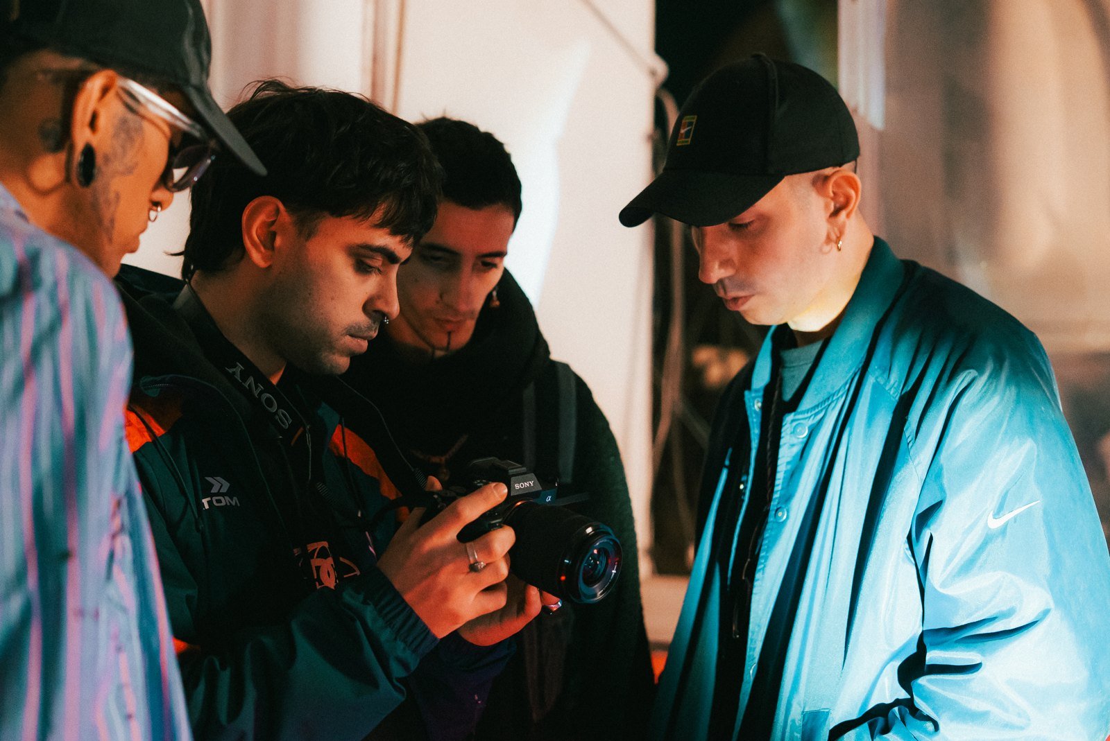 El equipo revisa una toma durante la filmación