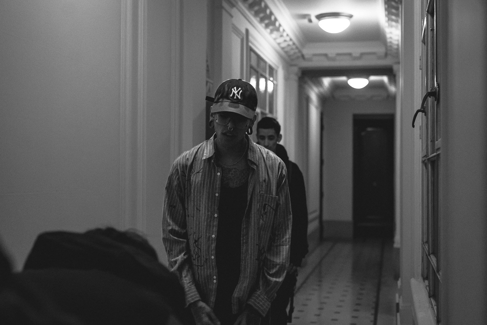 Backstage del videoclip en un pasillo