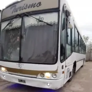 El micro nuevo de Independiente de Catriel, blanco con detalles dorados y la palabra Turismo en el parabrisas