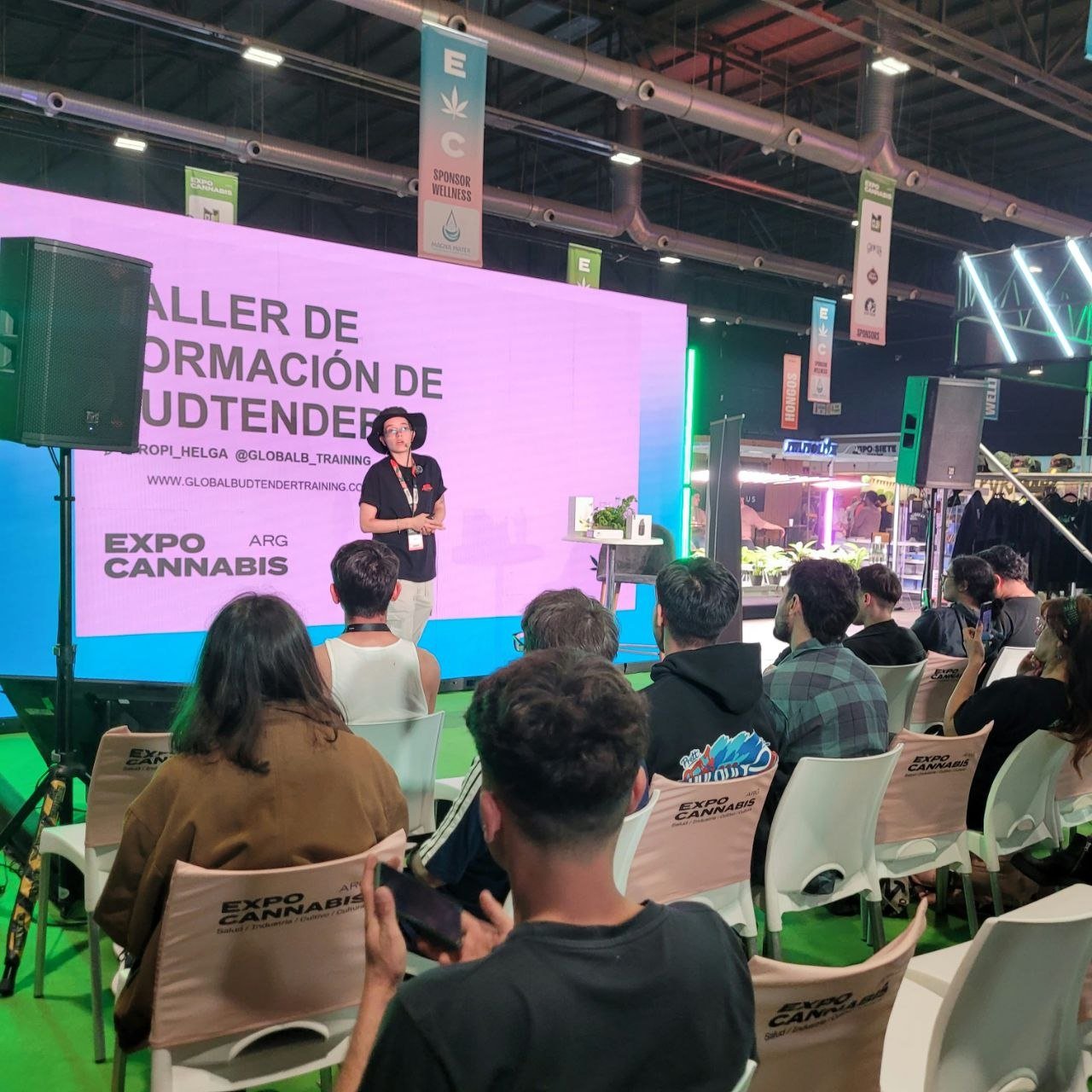 Uno de los talleres del escenario de la Expo Cannabis, con el público sentado frente a la pantalla
