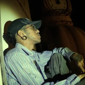 Franky Shit en una escena del videoclip, con el Obelisco detrás